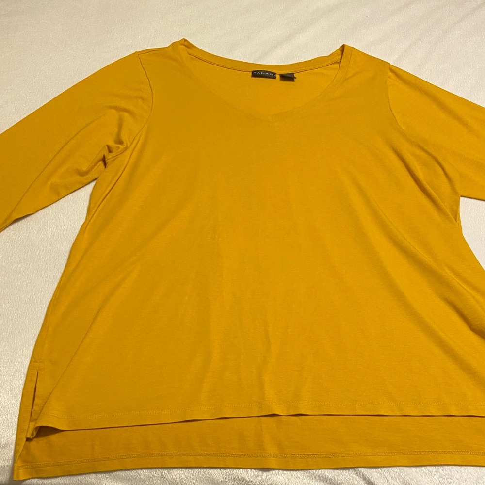 EUC Tahari Short Sleeve Tee